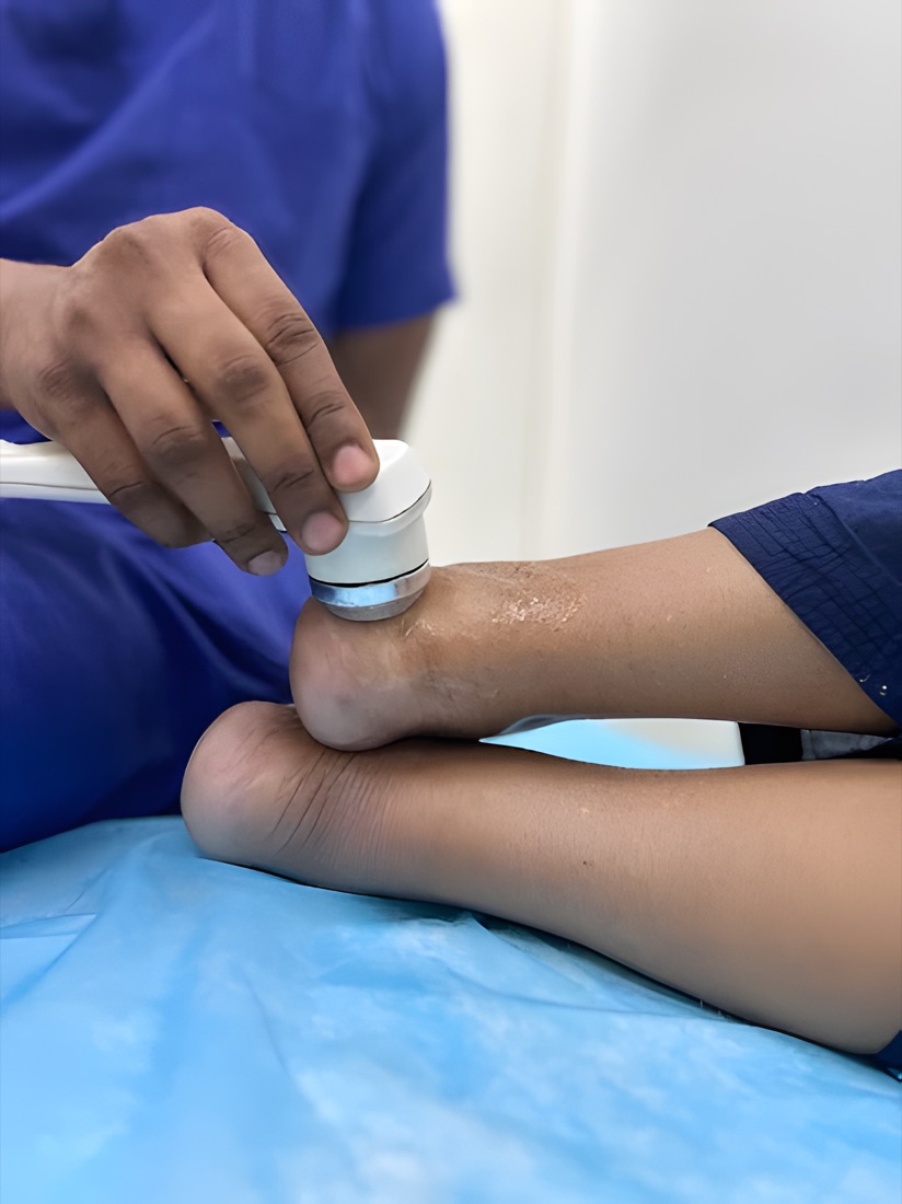 Physiotherapist treating a patient with equipment-assisted therapy at Physiotrix